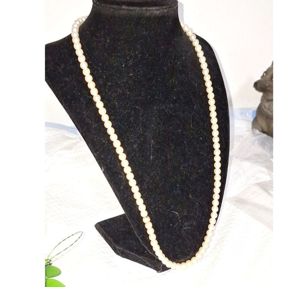 A Vintage Faux Pearl Necklace Grandmacore Mid-Century Elegance - Picture 1 of 7